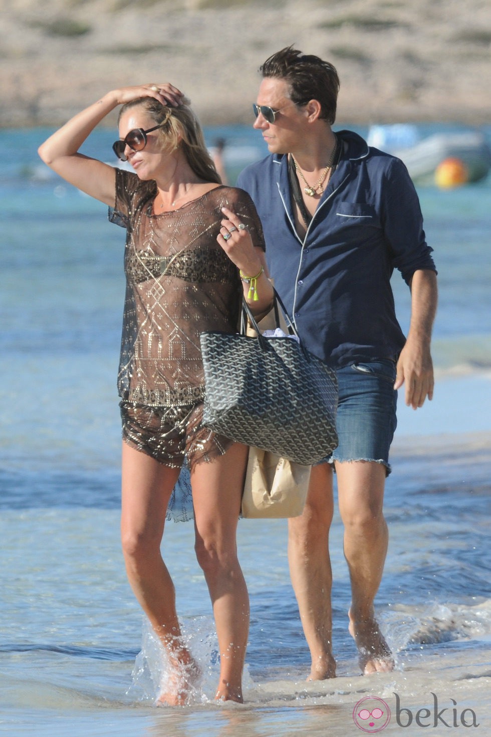 Kate Moss y Jamie Hince en una playa de Formentera