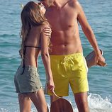 Ana Fernández y Santiago Trancho dándose un beso en las playas de Marbella