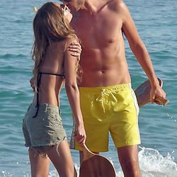 Ana Fernández y Santiago Trancho dándose un beso en las playas de Marbella