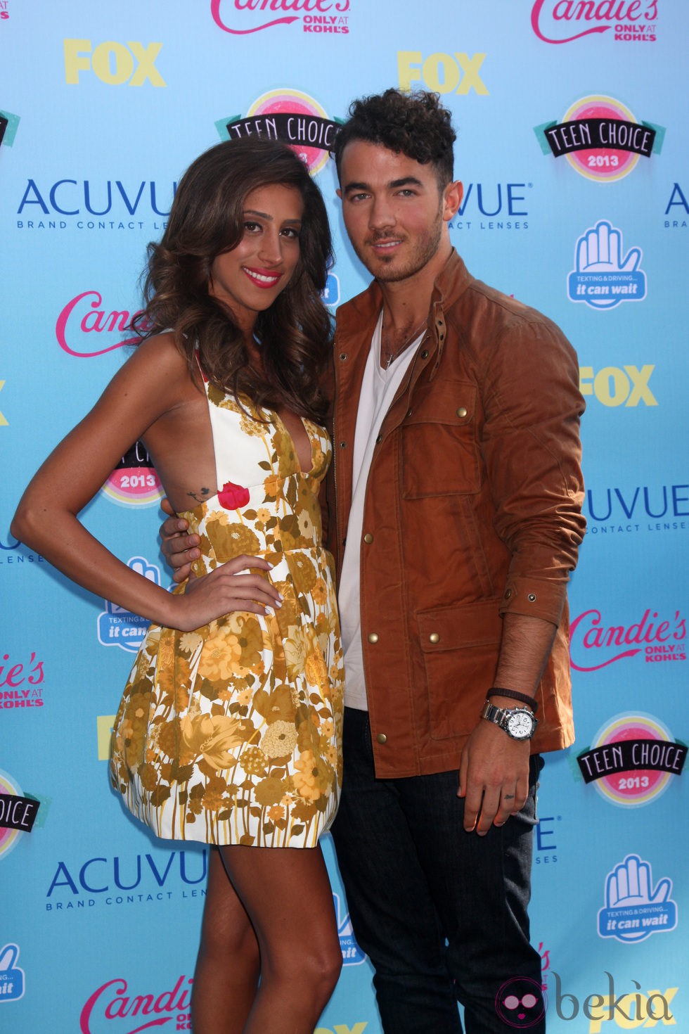 Kevin y Danielle Jonas posando en la alfombra roja de los Teen Choice Awards 2013