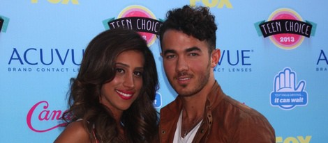 Kevin y Danielle Jonas posando en la alfombra roja de los Teen Choice Awards 2013