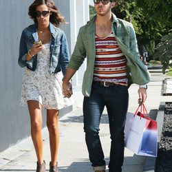 Kevin y Danielle Jonas de compras por Beverly Hills