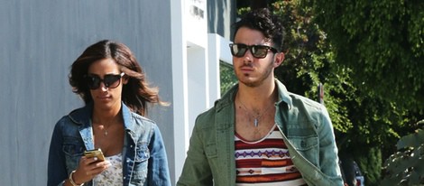 Kevin y Danielle Jonas de compras por Beverly Hills