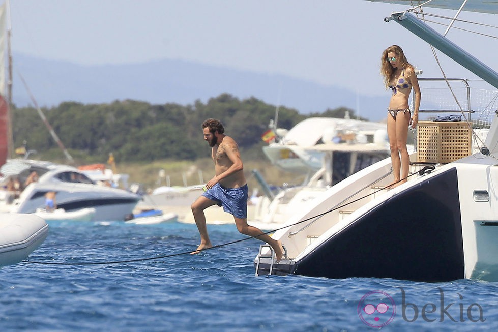 Borja Thyssen se lanza al agua en presencia de Blanca Cuesta en Ibiza