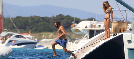 Borja Thyssen se lanza al agua en presencia de Blanca Cuesta en Ibiza