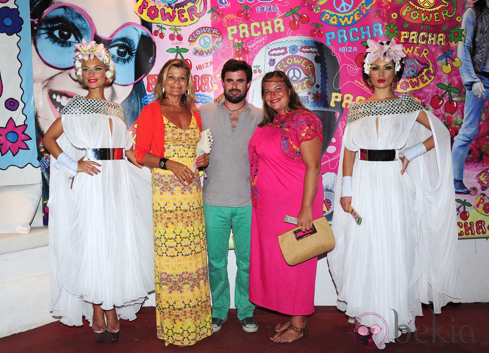 Caritina Goyanes, Antonio Matos y Cari Lapique en la fiesta Flower Power de Ibiza 2013