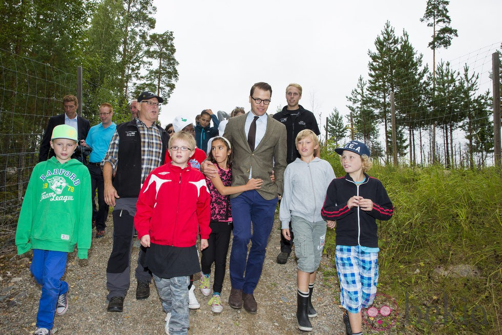 Daniel de Suecia rodeado de niños en el campamento de Ockelbo