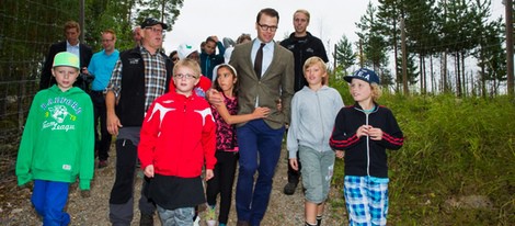 Daniel de Suecia rodeado de niños en el campamento de Ockelbo