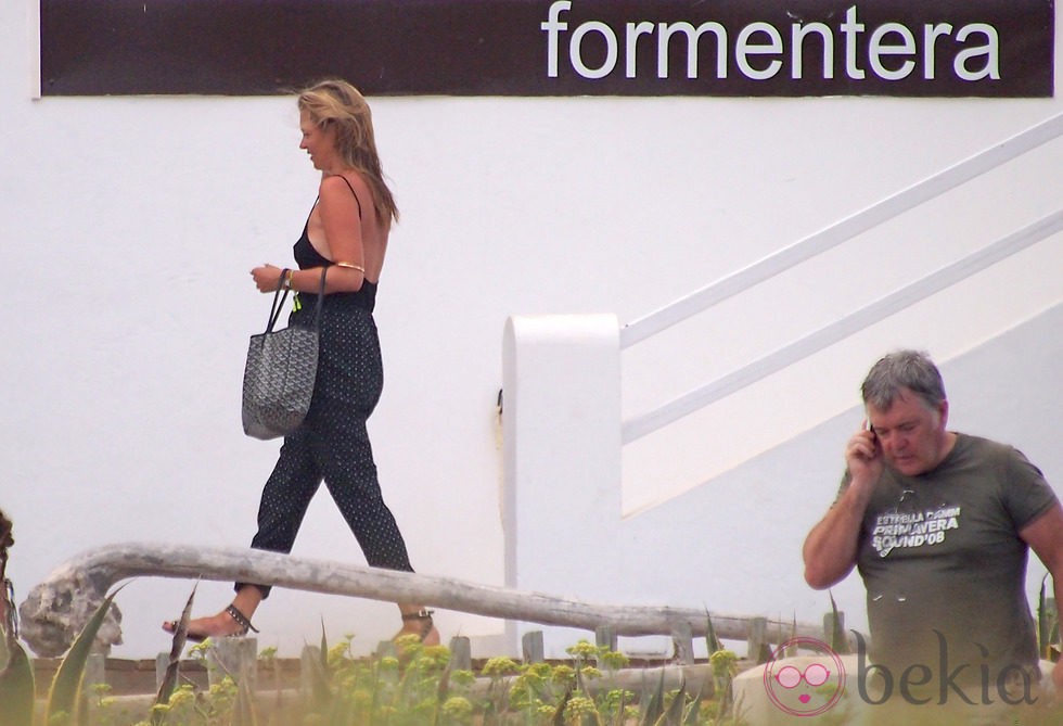 Kate Moss paseando por Formentera