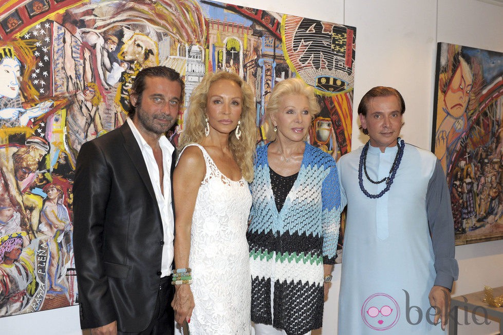 Jordi Mollà con Carmen Lomana en la inauguración de su exposición de arte en Marbella