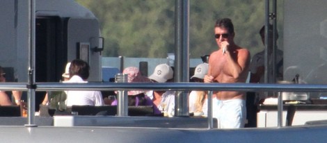 Simon Cowell disfruta de sus vacaciones en Cerdeña