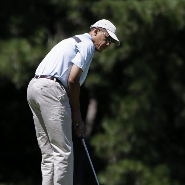 Barack Obama Juega Un Partido De Golf En Massachusetts Foto En Bekia