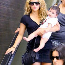 Shakira y Milan Piqué en el aeropuerto de Los Ángeles
