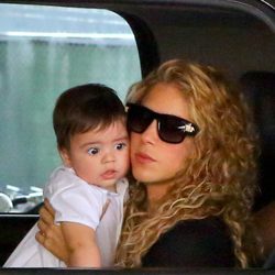 Shakira con su hijo Milan Piqué Mebarak en el interior de un coche en Los Ángeles