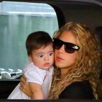 Shakira con su hijo Milan Piqué Mebarak en el interior de un coche en Los Ángeles