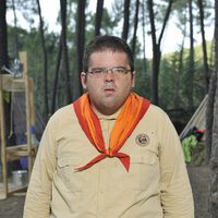 David Pedre posando como explorador del 'Campamento de verano' de Telecinco