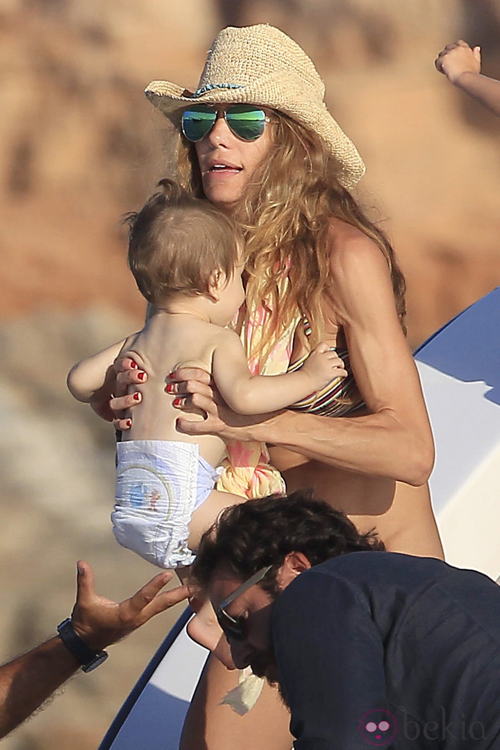 Blanca Cuesta con su hijo Enzo en brazos en un barco en Ibiza