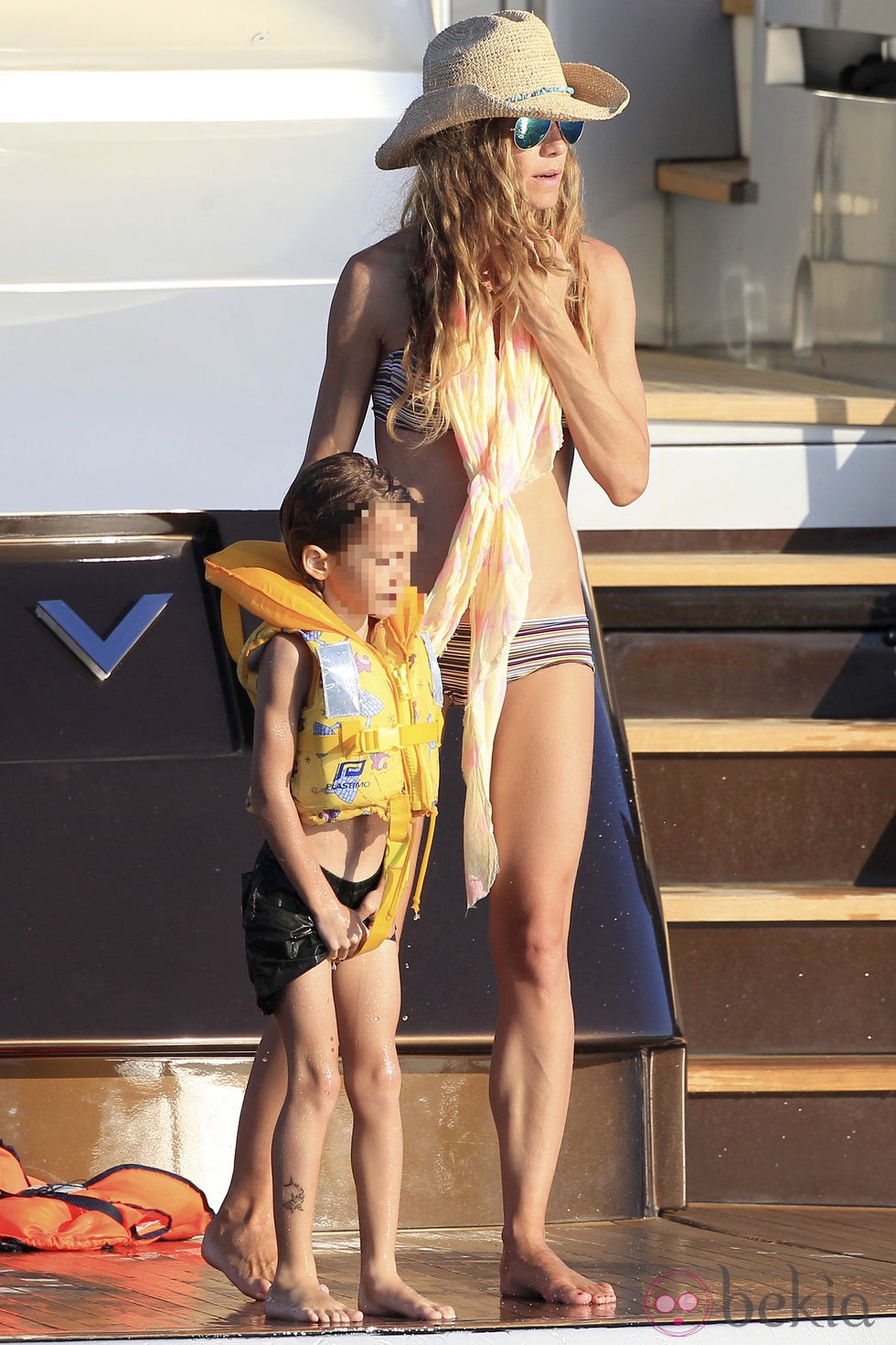 Blanca Cuesta con su hijo Sacha en un barco en Ibiza