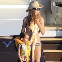 Blanca Cuesta con su hijo Sacha en un barco en Ibiza