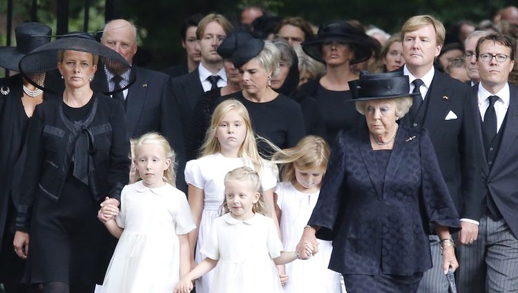 La Familia Real Holandesa a su llegada al funeral del Príncipe Friso de Holanda