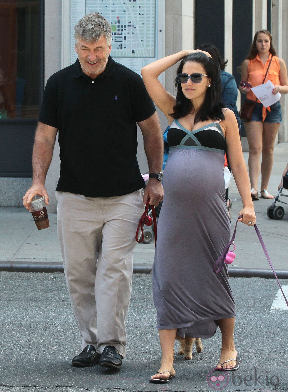 Hilaria Thomas, en la recta final de su embarazo, paseando a los perros con Alec Baldwin