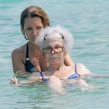 La Duquesa de Alba dándose un baño en las playas de Ibiza