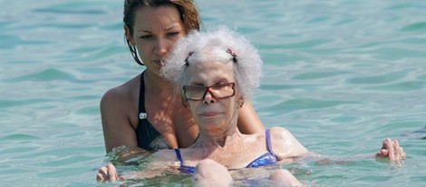 La Duquesa de Alba dándose un baño en las playas de Ibiza