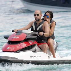 Gonzalo Miró y Ana Isabel Medinabeitia en una moto acuática surcando las aguas de Ibiza