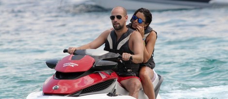 Gonzalo Miró y Ana Isabel Medinabeitia en una moto acuática surcando las aguas de Ibiza