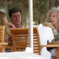 La Duquesa de Alba en una terraza de Ibiza con Cayetano Martínez de Irujo y sus hijos