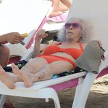La Duquesa de Alba relajada en una tumbona de Ibiza