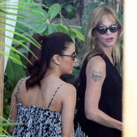 Eva Longoria y Melanie Griffith dando un paseo por West Hollywood