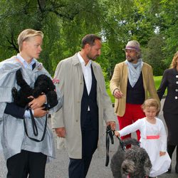 Marius Borg, Haakon, Ingrid y Marta Luisa de Noruega y Ari Behn en el 40 cumpleaños de Mette-Marit de Noruega
