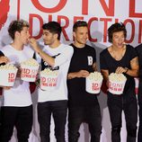 One Direction comiendo palomitas en el estreno de 'This is Us' en Londres