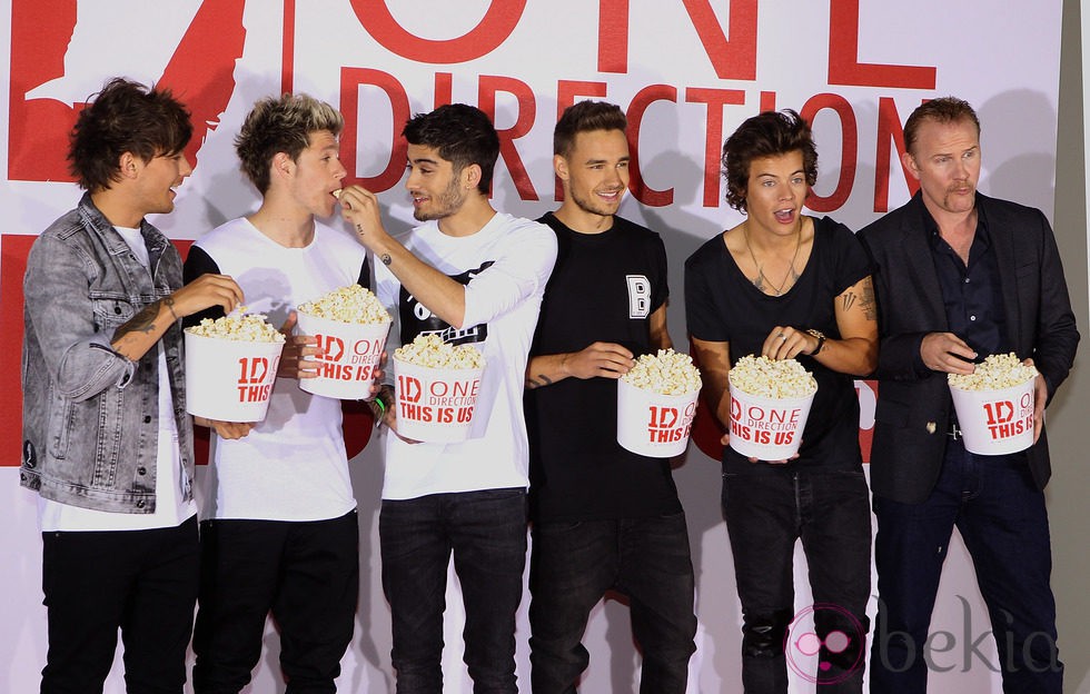 One Direction comiendo palomitas en el estreno de 'This is Us' en Londres