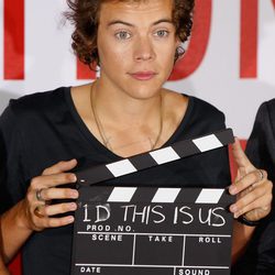 Harry Styles con una claqueta durante el estreno de 'This is Us' en Londres