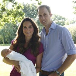 Primera foto oficial del Príncipe Guillermo y Kate Middleton con su hijo el Príncipe Jorge