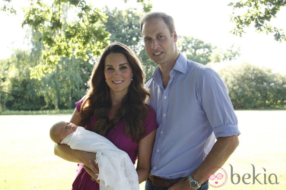 Primera foto oficial del Príncipe Guillermo y Kate Middleton con su hijo el Príncipe Jorge