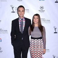 Jim Parsons y Mayim Bialik en la fiesta de la Academia de Televisión 2013