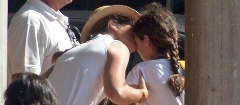 La Infanta Elena besa a su hija Victoria en el club náutico Calanova de Mallorca