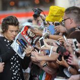 Harry Styles atendiendo a los fans en el estreno de '1D: This is Us' en Londres