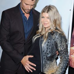 Josh Duhamel y Fergie presumen de embarazo en la premiere de 'Scenic Route'