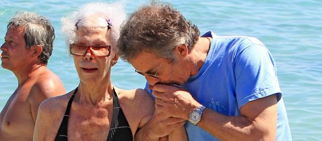 Alfonso Díez besa a la Duquesa de Alba en Ibiza