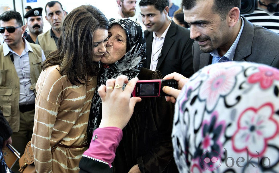 Una mujer besa a Mary de Dinamarca en un campo de refugiados sirios en Jordania