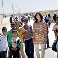 Mary de Dinamarca con unos niños refugiados sirios en Jordania