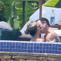 Jennifer Aniston y Justin Theroux besándose durante sus vacaciones en Los Cabos de México
