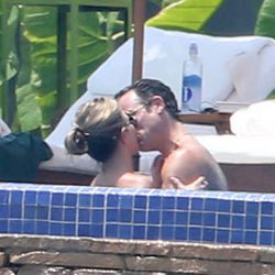 Jennifer Aniston y Justin Theroux besándose durante sus vacaciones en Los Cabos de México