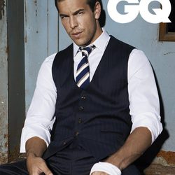 Mario Casas posa con traje de chaqueta para la revista GQ