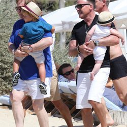 Elton John y David Furnish con sus hijos Zachary y Elijah en Saint-Tropez