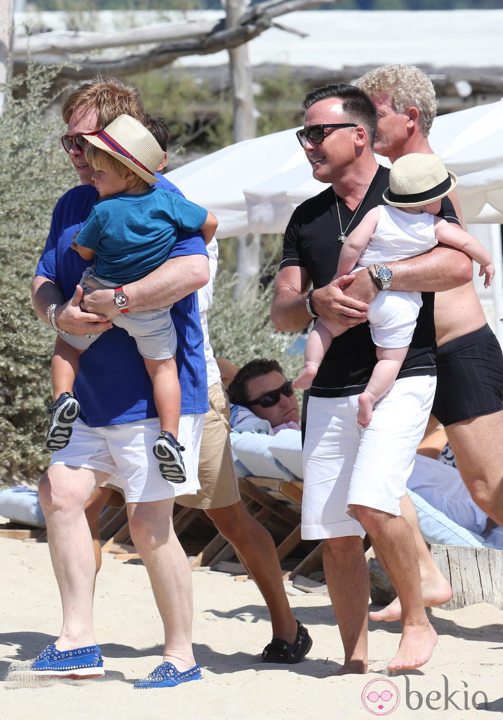 Elton John y David Furnish con sus hijos Zachary y Elijah en Saint-Tropez